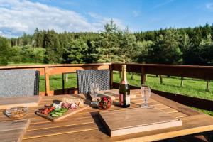 WUDINO - Ubytování v přírodě, se zvířaty v industriálním duchu,