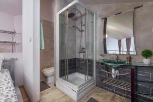 Deluxe Apartment Marina with a private parking