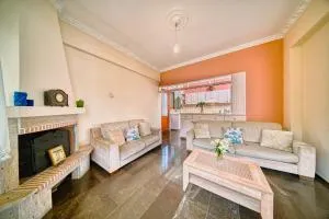 Οικογενειακό Σπίτι με Μεγάλη Βεράντα - Varvásion