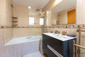 Tranquil 2 Bed 2 Bath Retreat, Pool, Parking