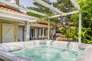 maison familiale à 2 pas du lac,avec spa, à la Gde Escoure-grives