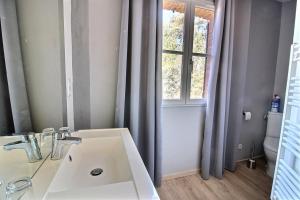 Villas Annonce professionnelle. Jolie maison de vacances 4 chambres avec piscine exterieur, a proximite de la plage, pour 8 a 1 : photos des chambres