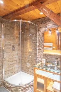 Chalets Le Refuge de Louis, authentique grange renovee avec sauna : photos des chambres