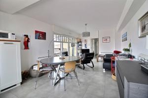 Annonce professionnelle. Appartement 2 chambres avec terrasse, à 50m de la plage, pour 4 personnes