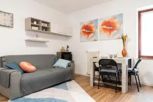 Experience a Cozy Retreat by the Lake with Mirko & Giada - 杰尔米尼亚加