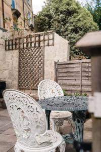 Garden Flat with Bath Skyline Views & Private Patio