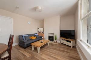 Garden Flat with Bath Skyline Views & Private Patio