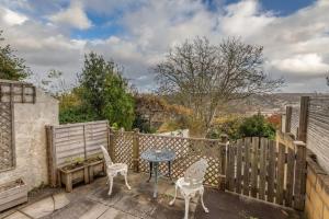 Garden Flat with Bath Skyline Views & Private Patio
