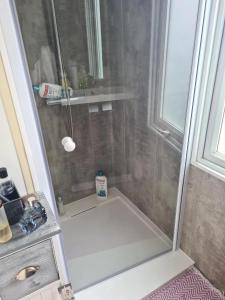 Maisons de vacances Bungalow charmant a Sigean avec piscine et jardin cloture : photos des chambres