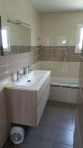 Chambre privée et cuisine chez lhabitant