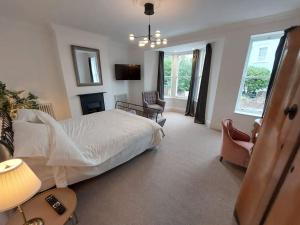 Large newly refurbished house close to harbour Free Parking