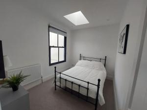 Large newly refurbished house close to harbour Free Parking