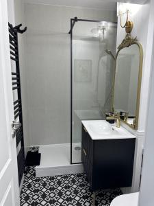 Studio Luxury Black & White