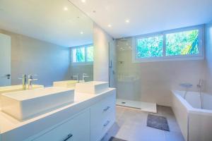 New Modern Villa Elviria, Mairena Pool BBQ&Views