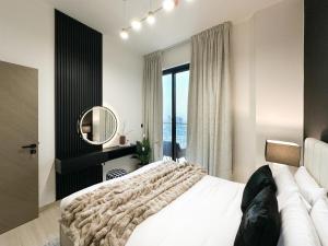 Shadow Lounge Suites Work Station & Dubai Skyline Views