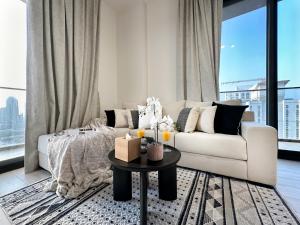 Shadow Lounge Suites Work Station & Dubai Skyline Views