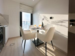 Shadow Lounge Suites Work Station & Dubai Skyline Views
