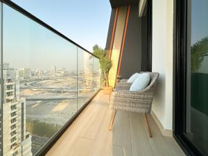 Shadow Lounge Suites Work Station & Dubai Skyline Views