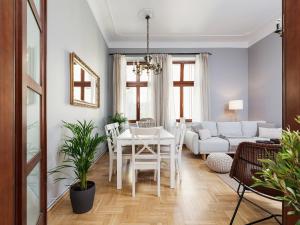 Main Square Apartment - Private Parking - Św Krzyża 16