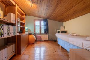 Neridas-Traditional 3 BR Townhouse-BBQ-View