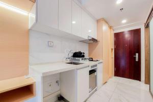 Relaxing Studio at Sky House Alam Sutera Apartment By Travelio