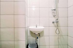 Modern Studio (No Kitchen) at Bandaraya - Tallasa City Makassar Apartment By Travelio