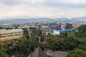 Spacious and Strategic Studio Apartment at Dago Suites By Travelio