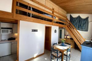 Appartements T1 with mezzanine bedroom between port and beach : photos des chambres