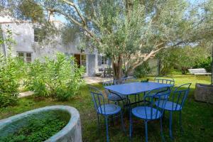 House with large garden and terrace a stones throw from the port