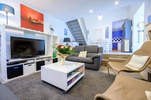 House with large garden and terrace a stones throw from the port