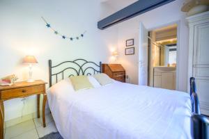 House with large garden and terrace a stones throw from the port