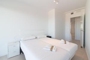 Global Properties, Moderno apartamento con dos terrazas con vistas al mar y a la montaña