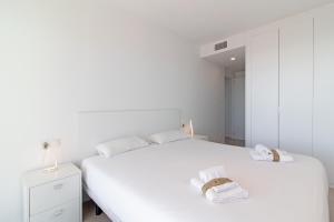 Global Properties, Moderno apartamento con dos terrazas con vistas al mar y a la montaña