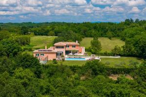 Beautiful Villa Village with tennis court in Tinj - 4hvězdičkové hotely ve městě Tinjan