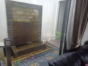 Rumah Besar dg Kolam Ikan diKota