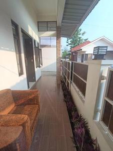 Rumah Besar dg Kolam Ikan diKota