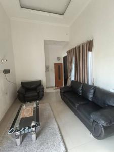 Rumah Besar dg Kolam Ikan diKota