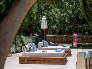 Villa Ellie - heated pool, playground, garden & BBQ!