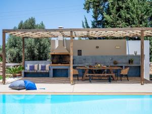 Villa Ellie - heated pool, playground, garden & BBQ!