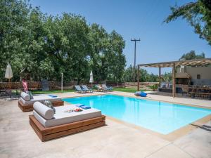Villa Ellie - heated pool, playground, garden & BBQ!