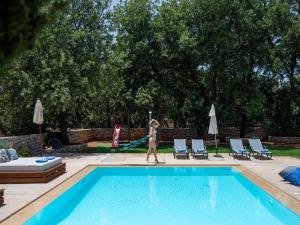 Villa Ellie - heated pool, playground, garden & BBQ!