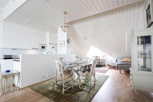 Uniikki kattohuoneisto ydinkeskustassa, lämmin pysäköinti, max 6 hlöä