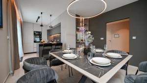 Apartments Lacrima near the sea 
