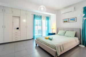 Mackenzie Blu Beach Studio