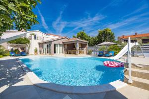 Five bedroom villa Emily with pool in Medulin