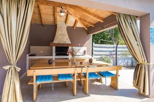 Five bedroom villa Emily with pool in Medulin