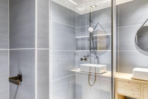 Grand chalet récent avec Jacuzzi, ski au pied