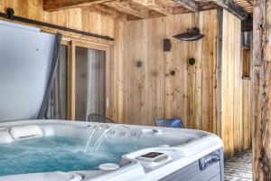 Grand chalet récent avec Jacuzzi, ski au pied