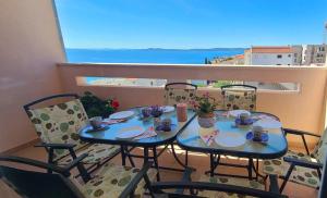 Seaview Apt, communal swimming pool, 250m to beach, parking, 4km to Trogir old town