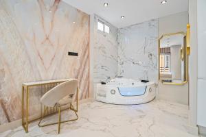 Nice Renting - 8FRANCE - Luxury & Comfort Love Room Suite Jacuzzi Massena